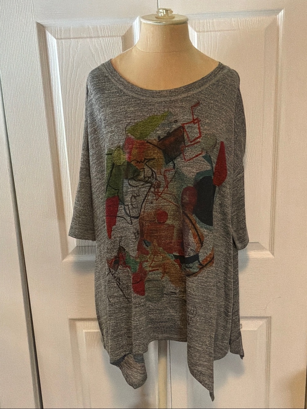 Inoah Women's Gray Abstract Print Tunic Top